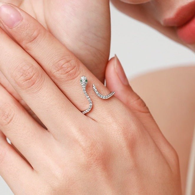 Anel Ajustável Prata Cobra Serpente de Zircônias