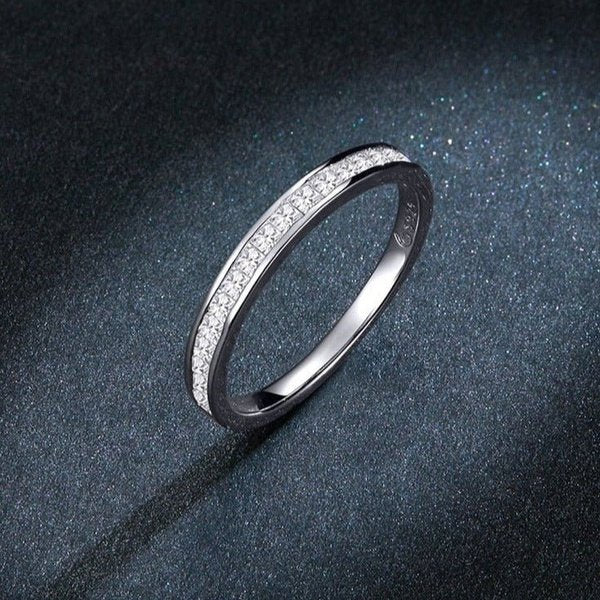 Anel Prata com Cravejados de Zircônia Clássico