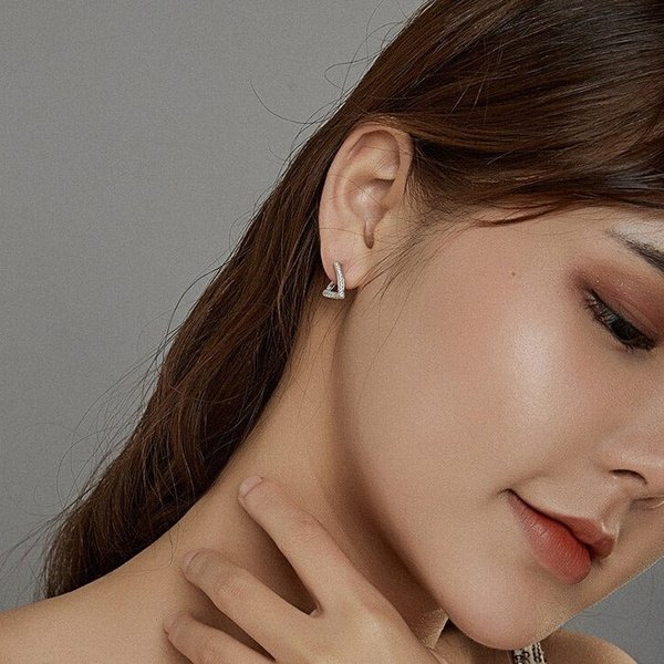 Brinco de Prata Triangular com Zircônias