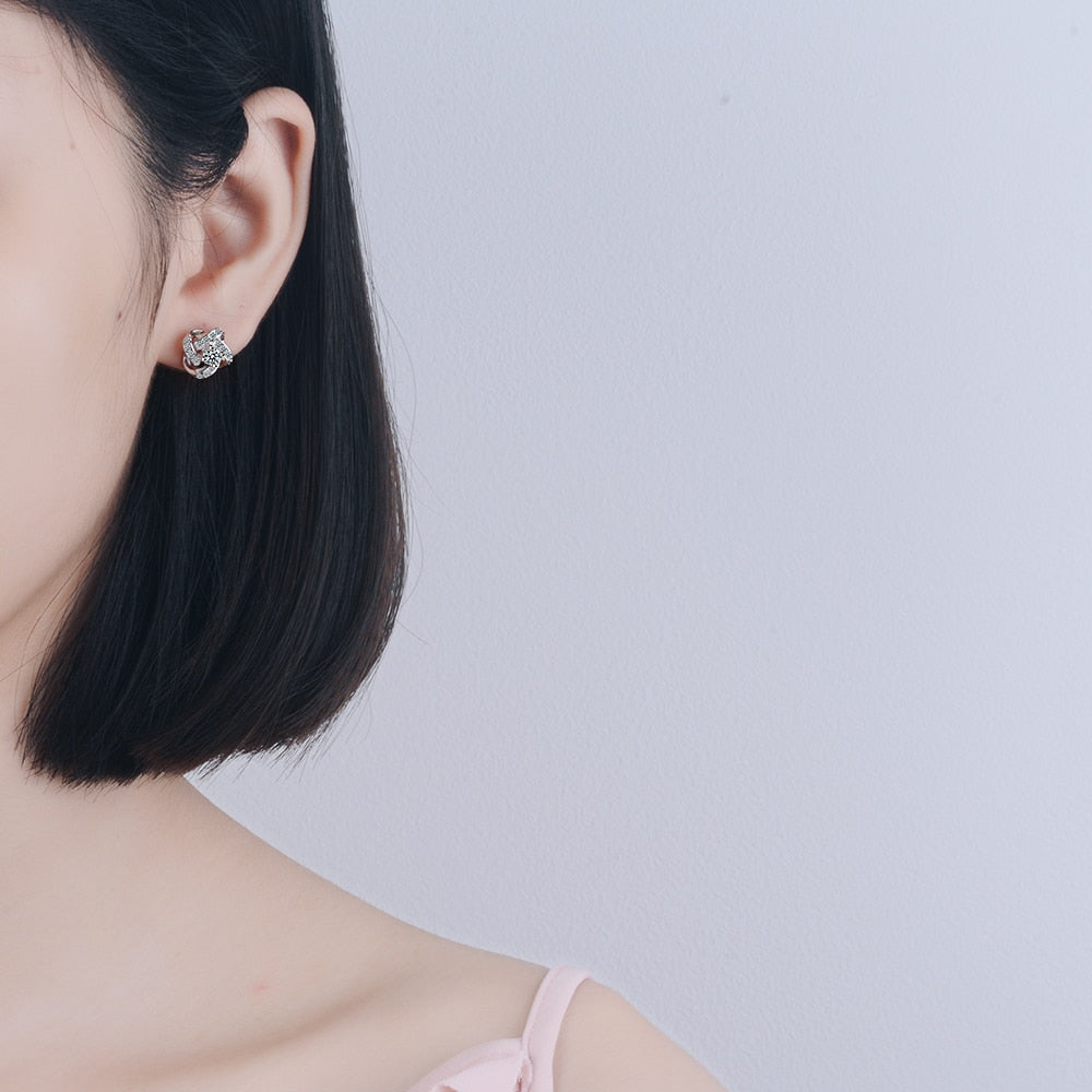 Brinco de Prata Entrelaçado com Zircônias