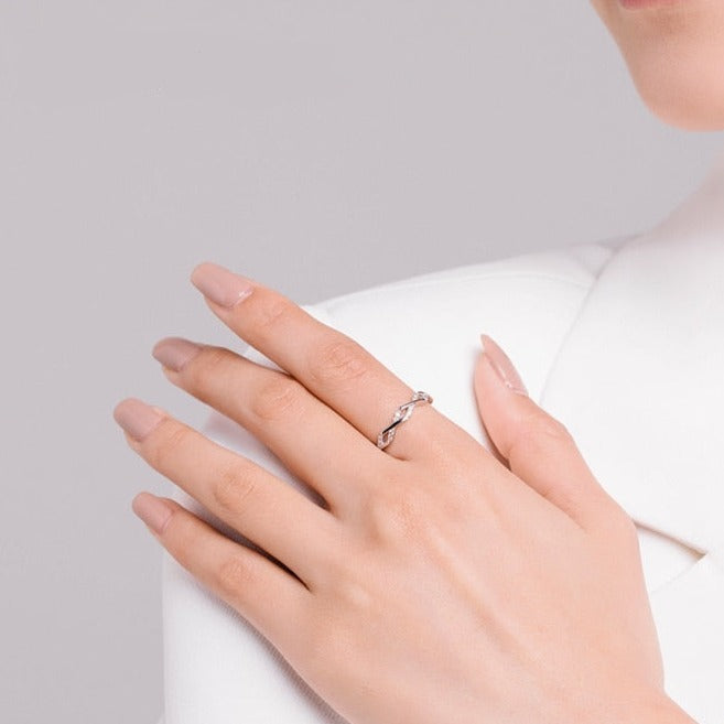 Anel Trançado com Zircônias Prata