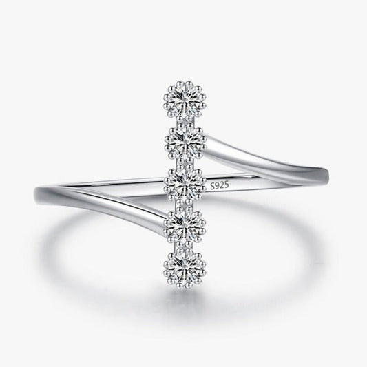 Anel com Sequência de Zircônia Prata