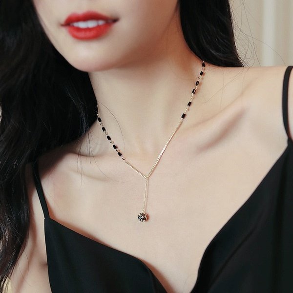 Colar Dourado com Pingente de Cristal