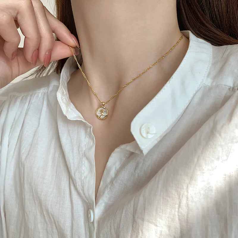 Colar Dourado com Medalha