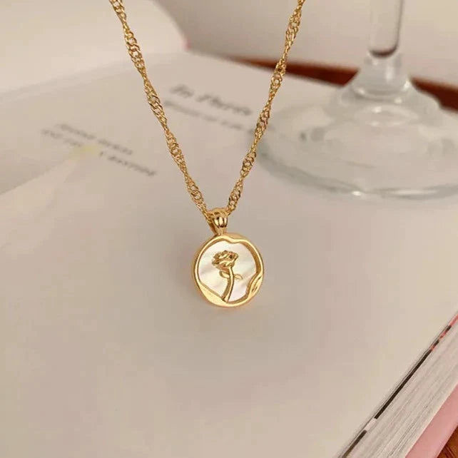 Colar Dourado com Medalha