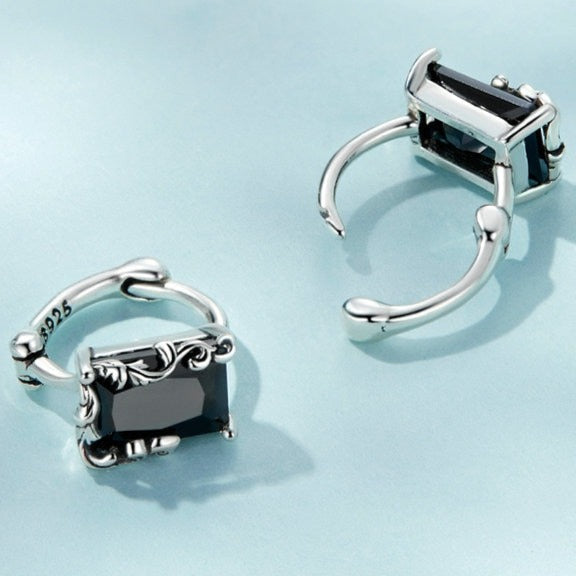 Brinco de Prata com Pedra de Zircônia Negra