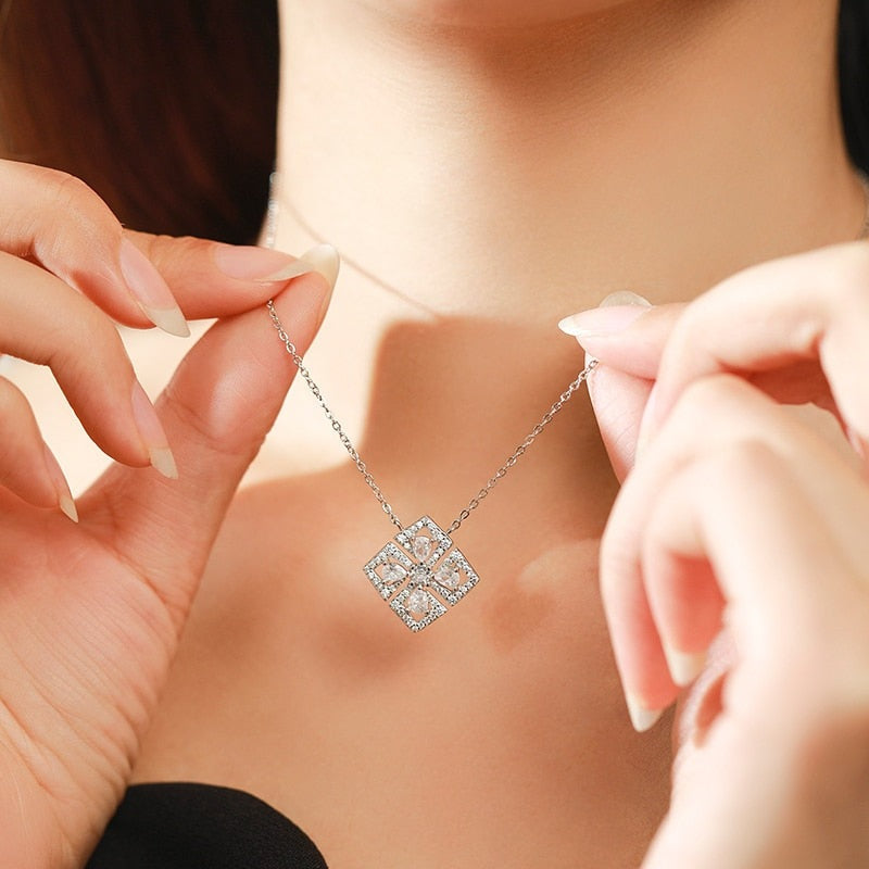 Colar de Prata Flor Quadrada com Zircônias