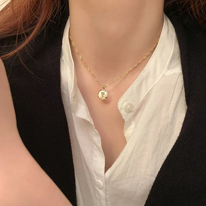 Colar Dourado com Medalha