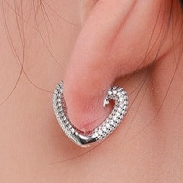 Brinco de Argola em Coração cravejado com Zircônias