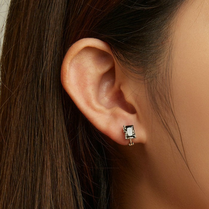 Brinco de Prata com Pedra de Zircônia Negra