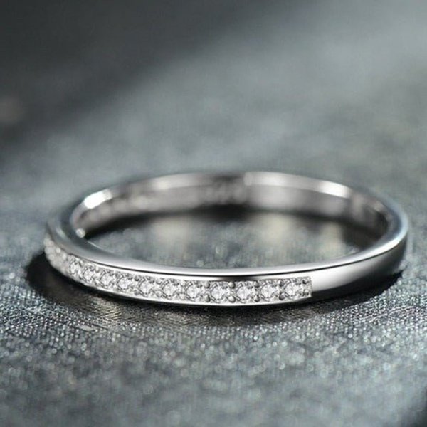 Anel Prata Clássico com Cravejados de Zircônia