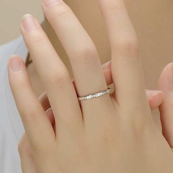 Anel Prata Clássico com Cravejados de Zircônia