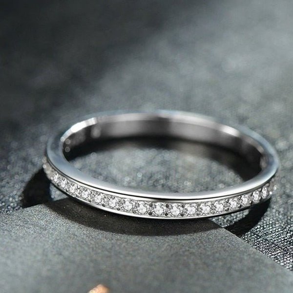 Anel Prata Clássico com Cravejados de Zircônia