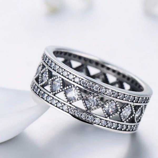 Anel Prata Clássico com Zircônias