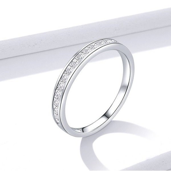 Anel Prata com Cravejados de Zircônia Clássico