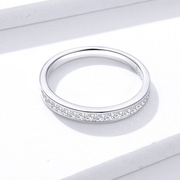 Anel Prata com Cravejados de Zircônia Clássico