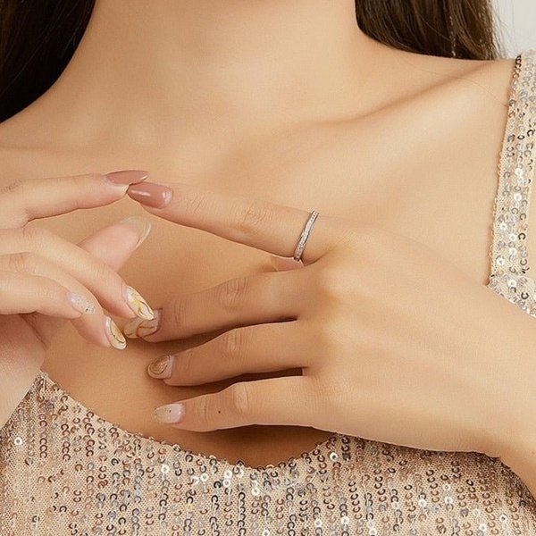 Anel Prata com Cravejados de Zircônia Clássico