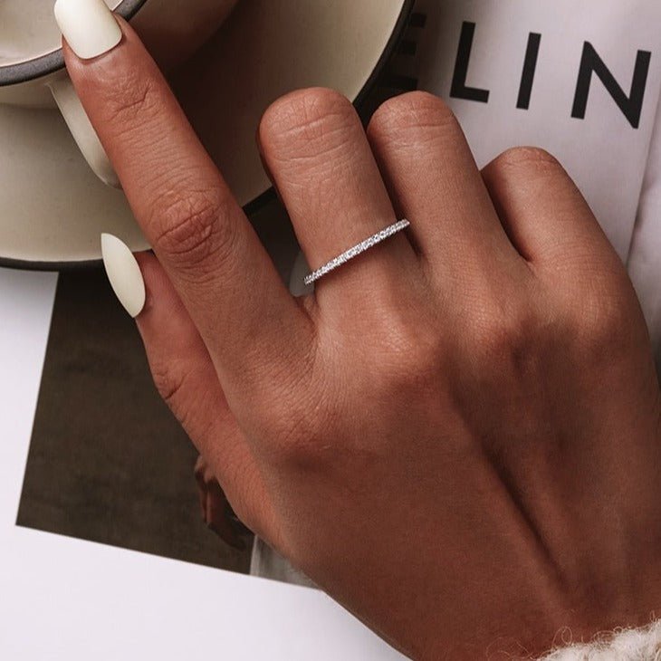 Anel Prata com Cravejados de Zircônias Brancas