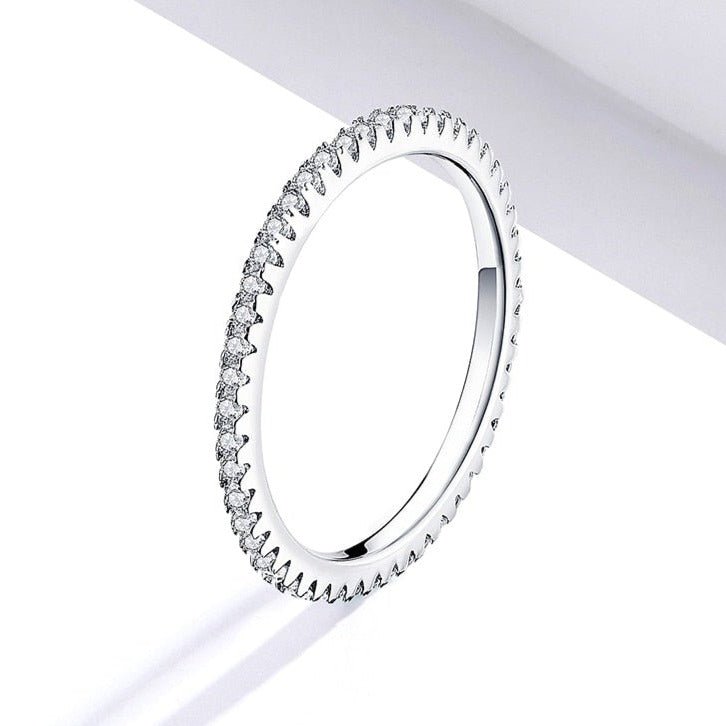 Anel Prata com Cravejados de Zircônias Brancas