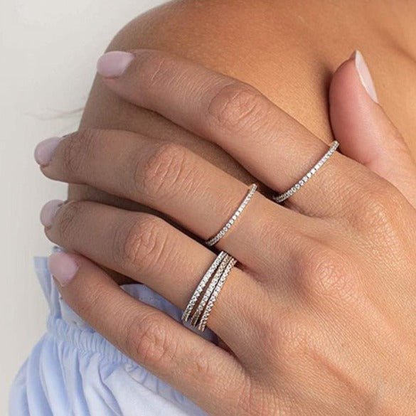 Anel Prata com Cravejados de Zircônias Brancas