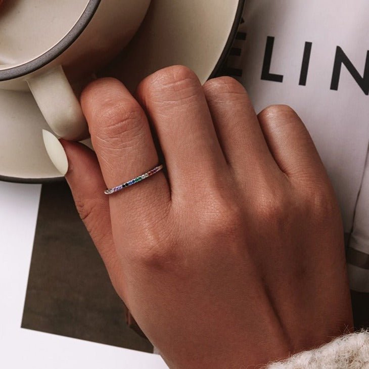 Anel Prata com Cravejados de Zircônias Coloridas