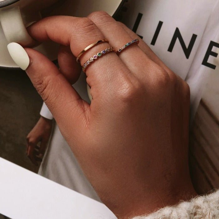 Anel Prata com Cravejados Redondos de Zircônia Coloridos