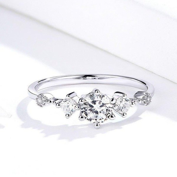 Anel Prata com Diamantes de Zircônia