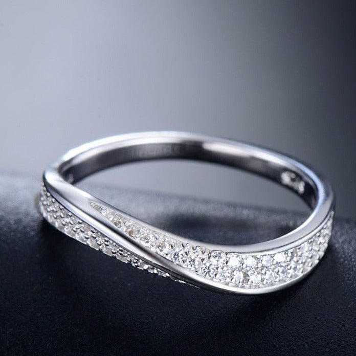 Anel Prata Onda de Zircônias