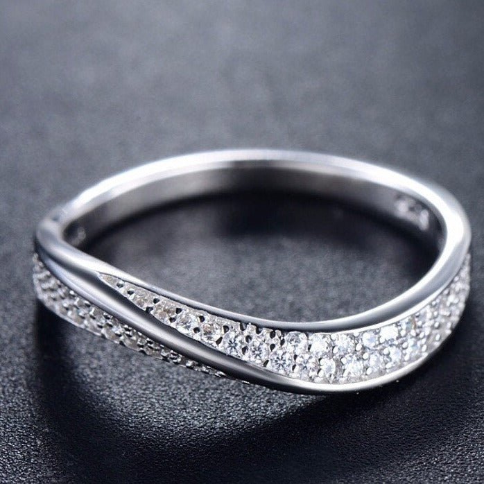 Anel Prata Onda de Zircônias