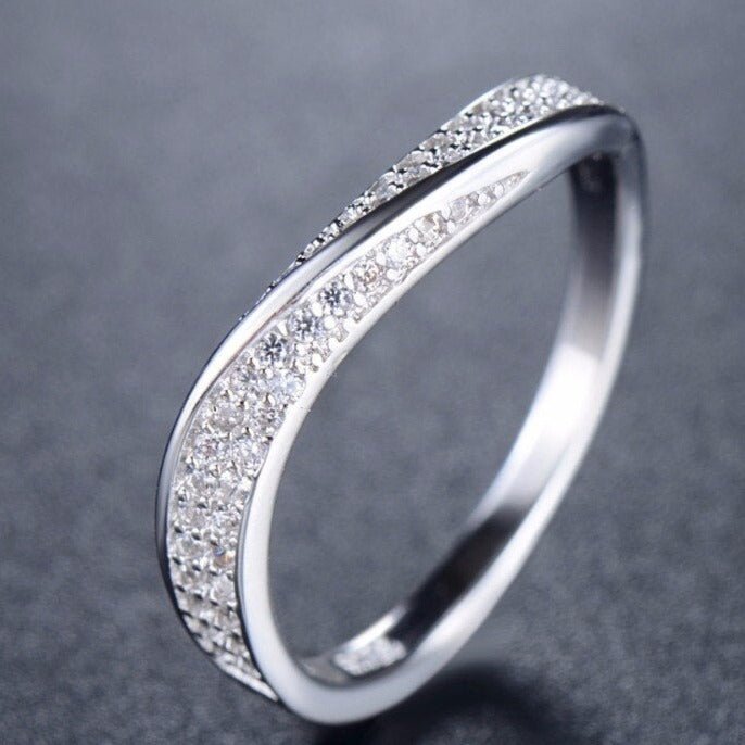 Anel Prata Onda de Zircônias