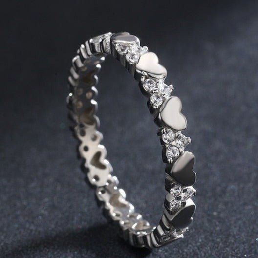 Anel Prata Sequência de Corações e Zircônias