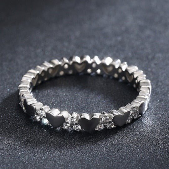 Anel Prata Sequência de Corações e Zircônias