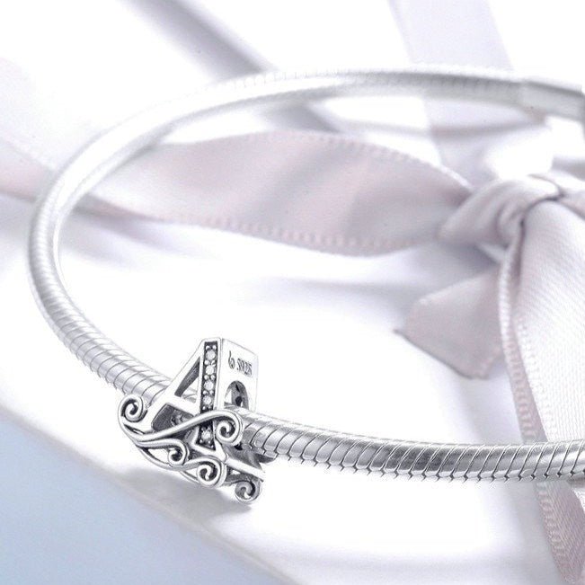 Berloque Charm Letra Inicial Vintage Prata